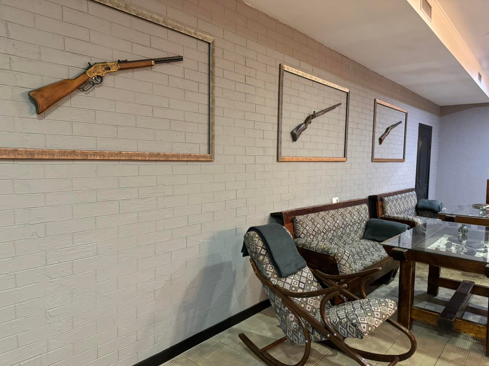 Зона отдыха с антикварным оружием