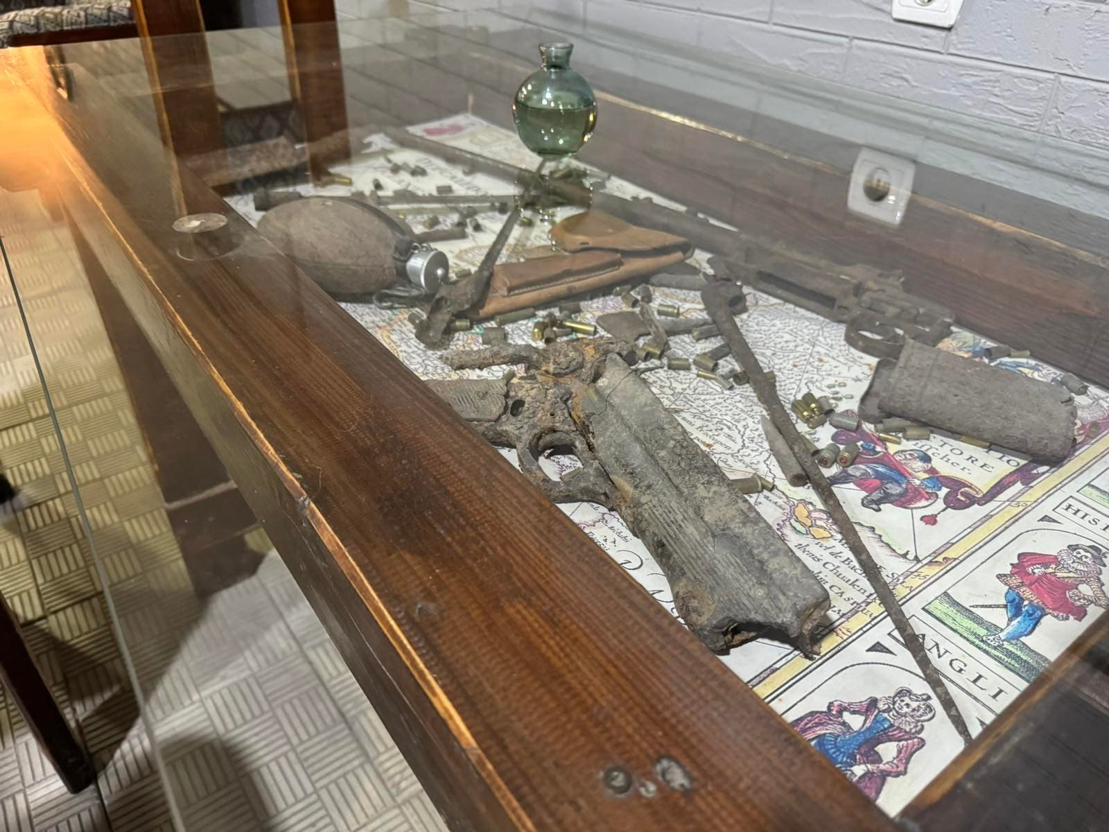 Витрина с историческим оружием