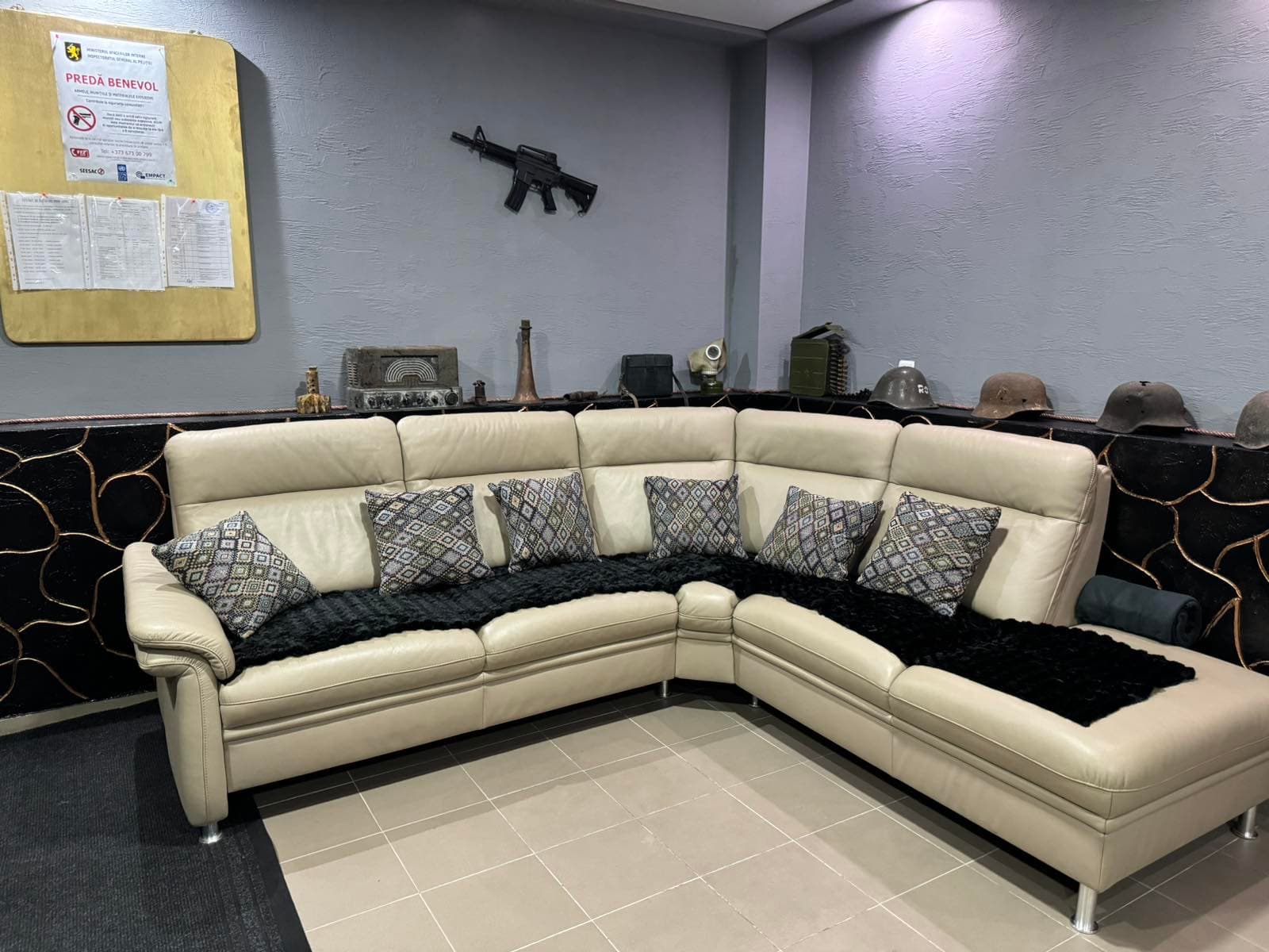 Большой диван и военная экспозиция