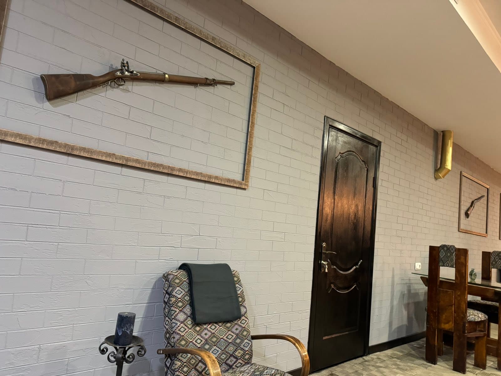 Кресла и антикварное оружие