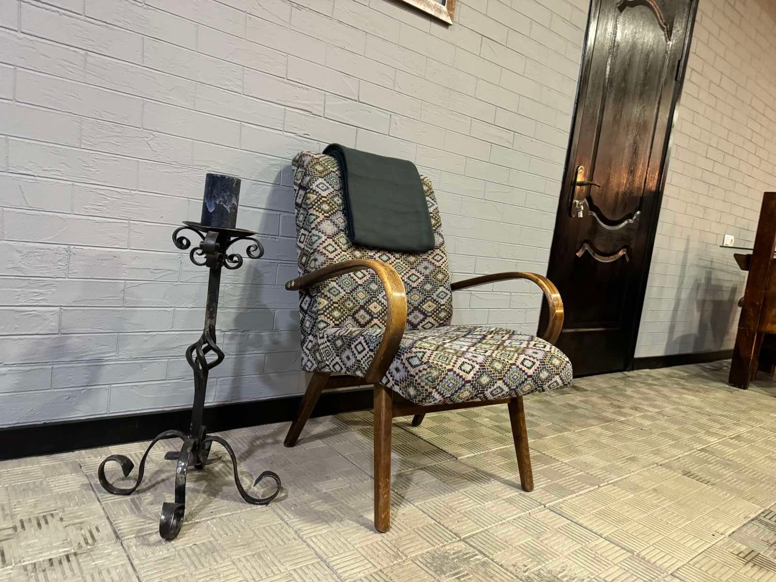 Кресло и декоративные элементы