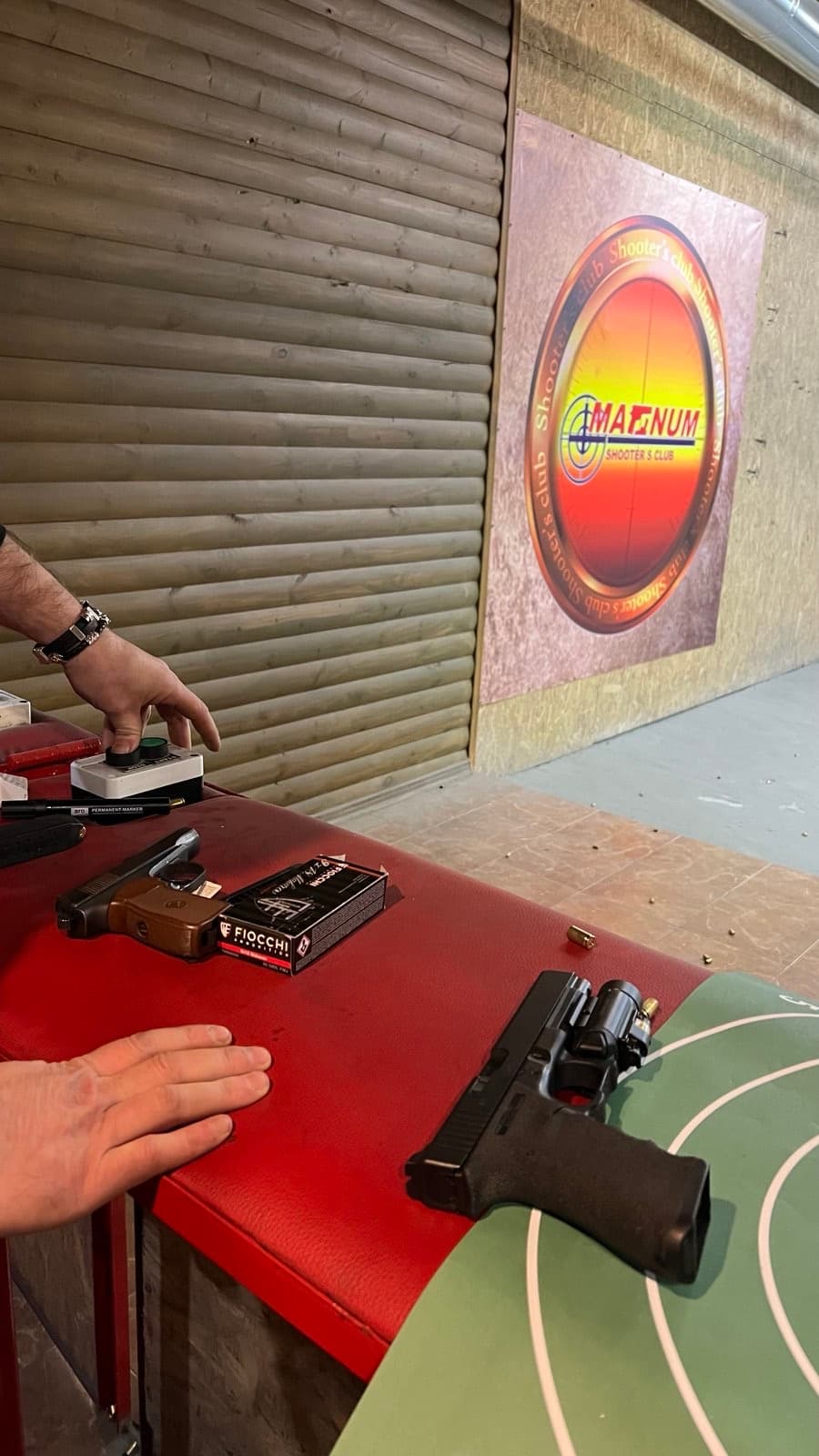 Стрелковая позиция с логотипом Magnum